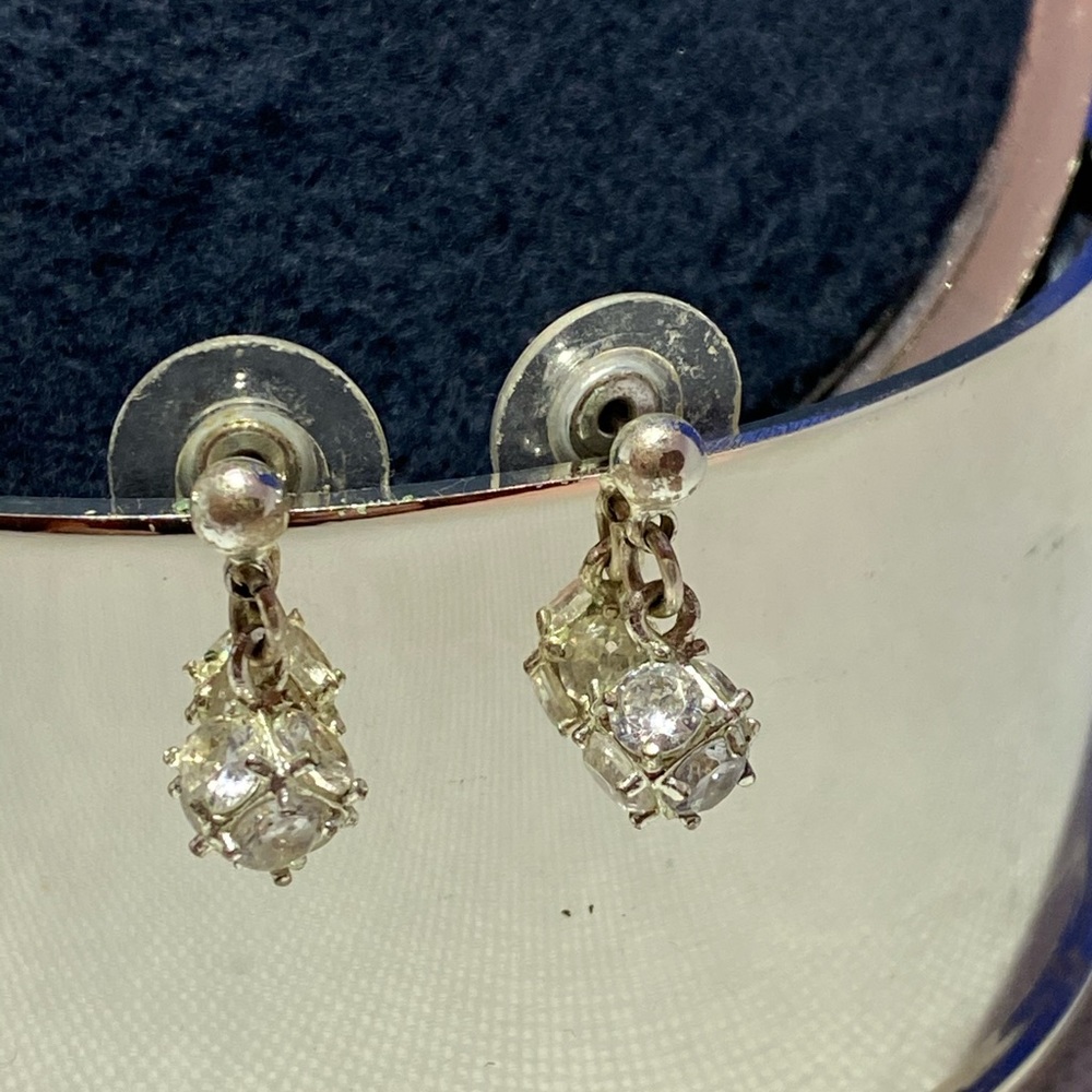 Small earrings in silver color and rhinestone